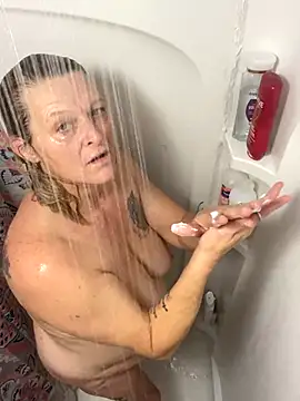 ladylinda2018 online show from November 26, 2025, 3:23 pm