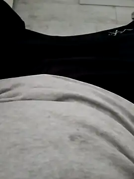 Snapshot of erdestruttor18 chatting on December 3, 2025, 1:43 pm erdestruttor18 online show from December 3, 2025, 1:43 pm