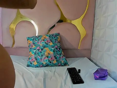 Snapshot of peachrouge chatting on December 17, 2025, 8:36 pm peachrouge online show from December 17, 2025, 8:36 pm