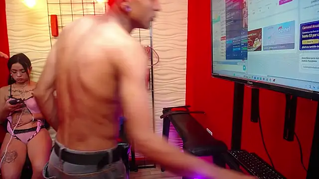 Snapshot of Isa_n_Jack chatting on December 19, 2025, 3:32 am Isa n Jack online show from December 19, 2025, 3:32 am