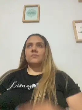 LoreinnFox online show from April 19, 2026, 8:22 pm