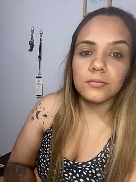 LoreinnFox online show from April 19, 2026, 5:19 am