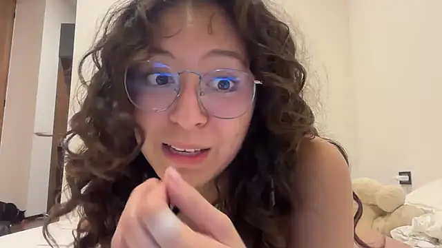 Alicatcua  online show from May 18, 2026, 3:06 am