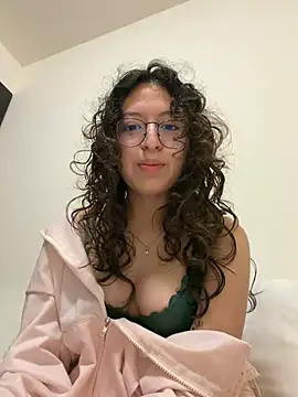 Alicatcua  online show from February 6, 2026, 3:13 am