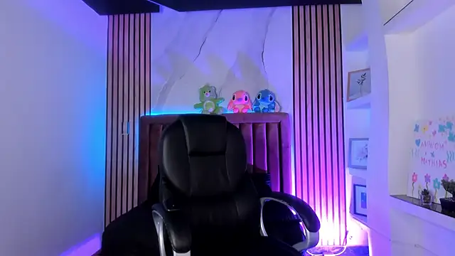 SthepanodiMonaco online show from April 18, 2026, 3:31 am