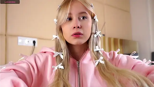 Snapshot of AunclreaVache chatting on February 27, 2026, 4:34 am AunclreaVache online show from February 27, 2026, 4:34 am