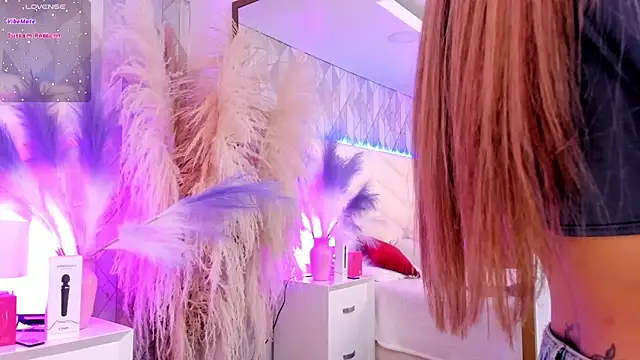 Lizzi Hotman  online show from March 25, 2026, 8:30 pm