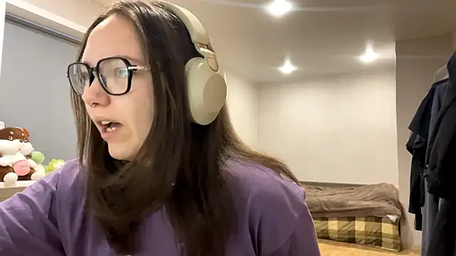 Snapshot of KerriMcbreen chatting on December 19, 2025, 2:37 am KerriMcbreen online show from December 19, 2025, 2:37 am