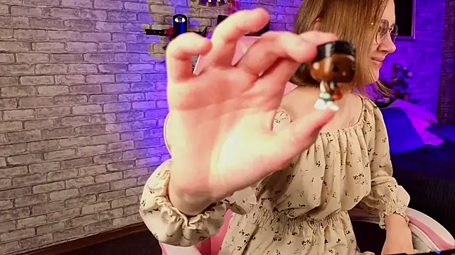 Mia Mooore online show from December 5, 2025, 1:53 pm