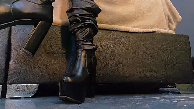 Snapshot of MilaDeRoux chatting on February 19, 2026, 3:36 am MilaDeRoux online show from February 19, 2026, 3:36 am