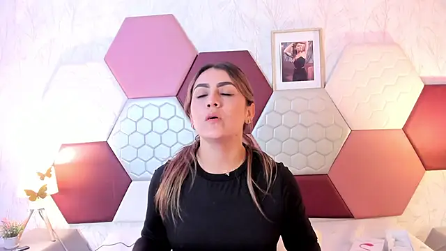 AriaRous online show from April 16, 2026, 9:39 pm