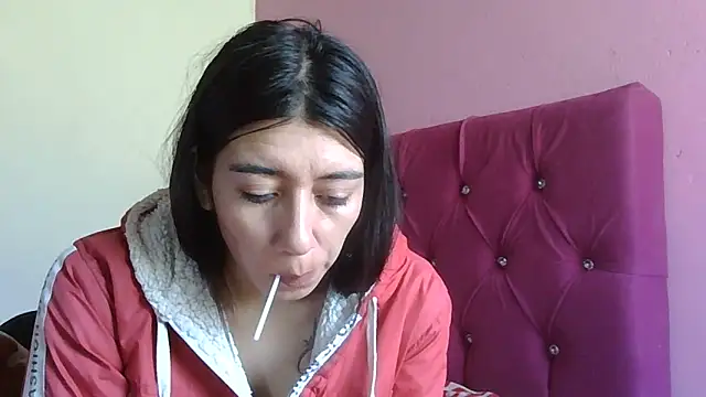 Snapshot of TaylorLove- chatting on December 14, 2025, 2:33 pm TaylorLove- online show from December 14, 2025, 2:33 pm