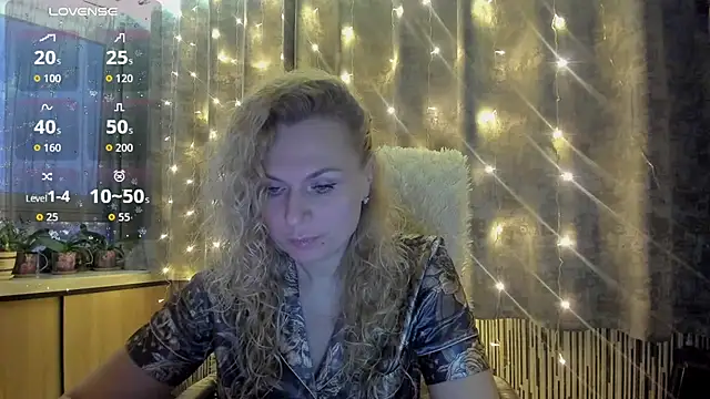 Snapshot of LanaLight_x chatting on December 23, 2025, 6:23 am LanaLight x online show from December 23, 2025, 6:23 am