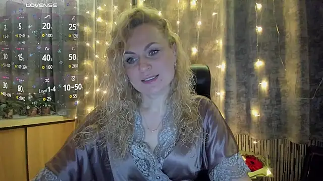 Snapshot of LanaLight_x chatting on January 5, 2026, 8:12 pm LanaLight x online show from January 5, 2026, 8:12 pm