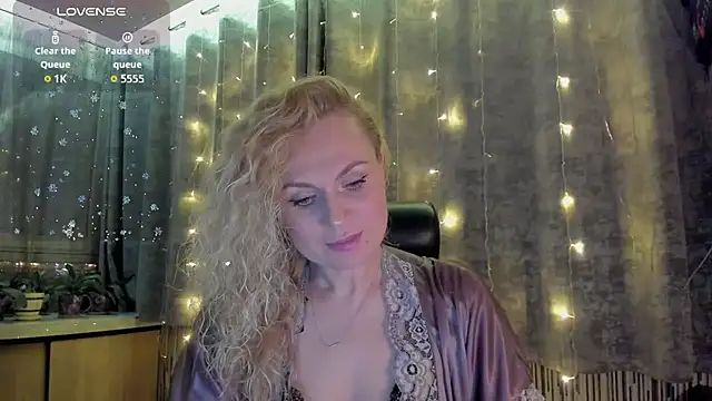 Snapshot of LanaLight_x chatting on January 9, 2026, 5:53 pm LanaLight x online show from January 9, 2026, 5:53 pm