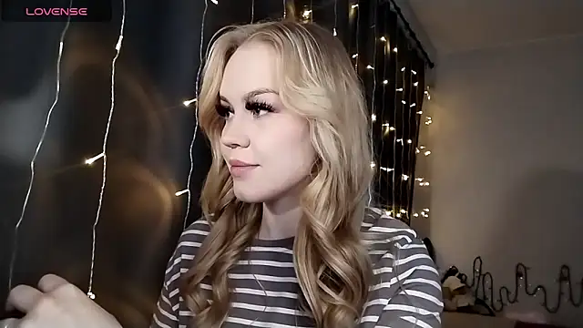 Snapshot of LunaPeony chatting on December 16, 2025, 6:50 am LunaPeony online show from December 16, 2025, 6:50 am