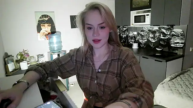 Snapshot of LunaPeony chatting on February 4, 2026, 4:46 pm LunaPeony online show from February 4, 2026, 4:46 pm