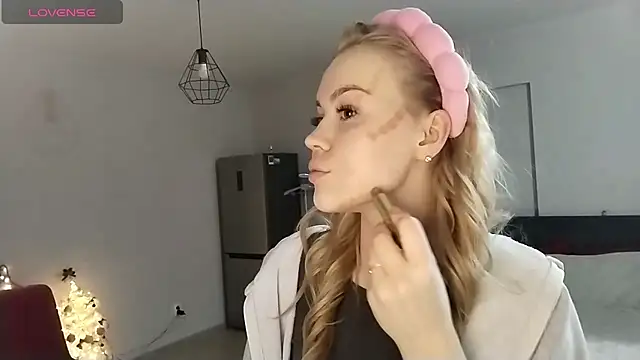 Snapshot of LunaPeony chatting on December 19, 2025, 9:06 pm LunaPeony online show from December 19, 2025, 9:06 pm