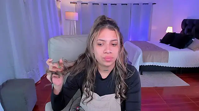 Snapshot of Zara_Wolf_ chatting on February 12, 2026, 2:06 pm Zara Wolf online show from February 12, 2026, 2:06 pm