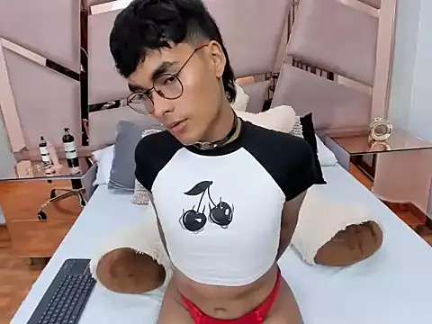 Snapshot of LittleNito chatting on December 13, 2025, 8:04 pm LittleNito online show from December 13, 2025, 8:04 pm