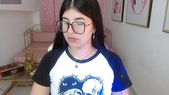 Nina harpper  online show from April 6, 2026, 1:23 pm