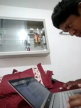 pollona2025 online show from May 27, 2026, 5:37 am