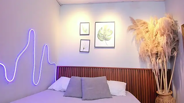 MIAROGGERSS online show from March 26, 2026, 4:00 am