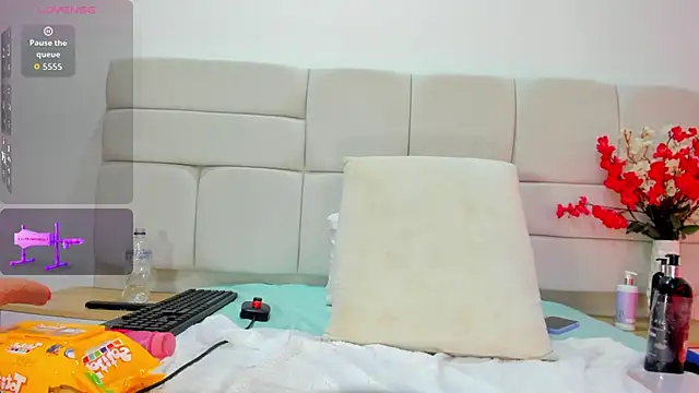 MajoLinares online show from February 19, 2026, 7:33 pm