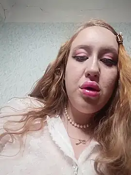 Snapshot of ElonaFox chatting on December 5, 2025, 3:32 pm ElonaFox online show from December 5, 2025, 3:32 pm