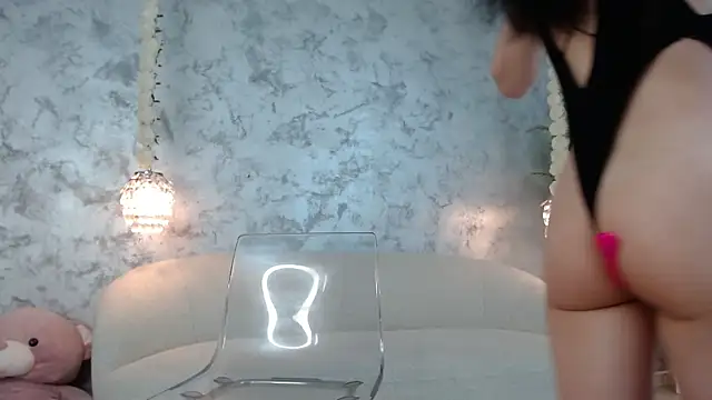 SilviaVanda online show from April 18, 2026, 6:05 am