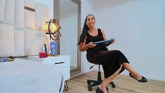 Snapshot of Sara_BigAss- chatting on January 12, 2026, 7:42 pm Sara BigAss- online show from January 12, 2026, 7:42 pm