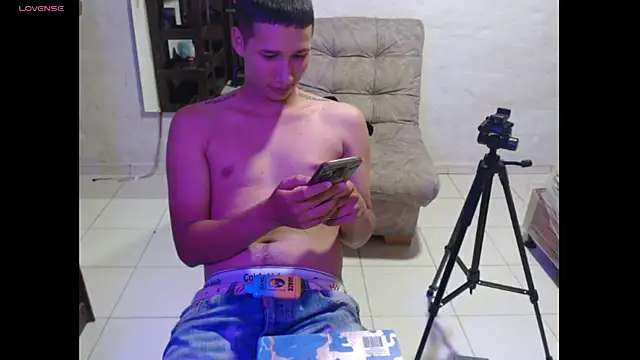 Snapshot of maxI_dick33 chatting on July 3, 2026, 1:23 am maxI dick33 online show from July 3, 2026, 1:23 am