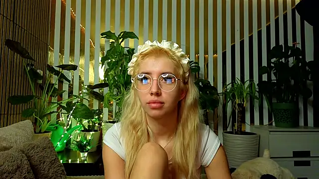 FlowweerGirl online show from December 13, 2025, 10:27 pm