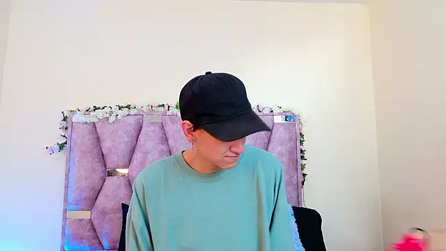 Snapshot of iris_and_damian chatting on February 12, 2026, 5:13 pm iris and damian online show from February 12, 2026, 5:13 pm