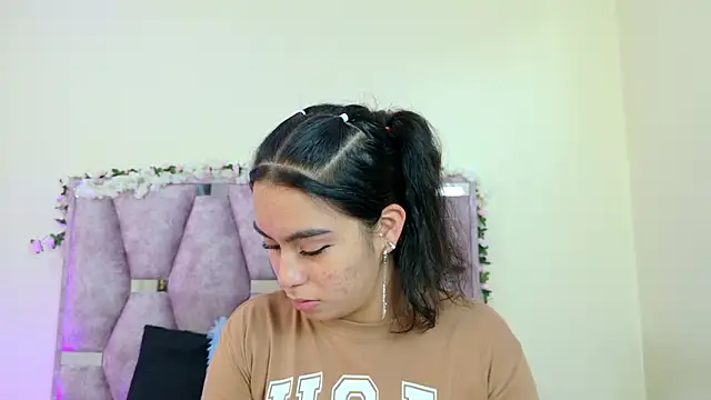 Snapshot of iris_and_damian chatting on February 27, 2026, 5:13 pm iris and damian online show from February 27, 2026, 5:13 pm