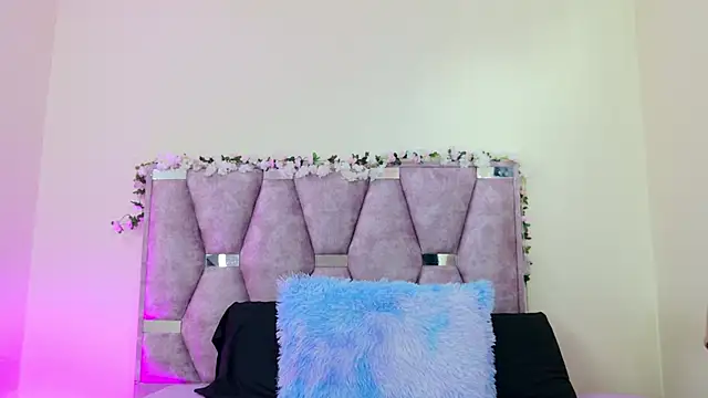 Snapshot of iris_and_damian chatting on January 9, 2026, 4:25 pm iris and damian online show from January 9, 2026, 4:25 pm