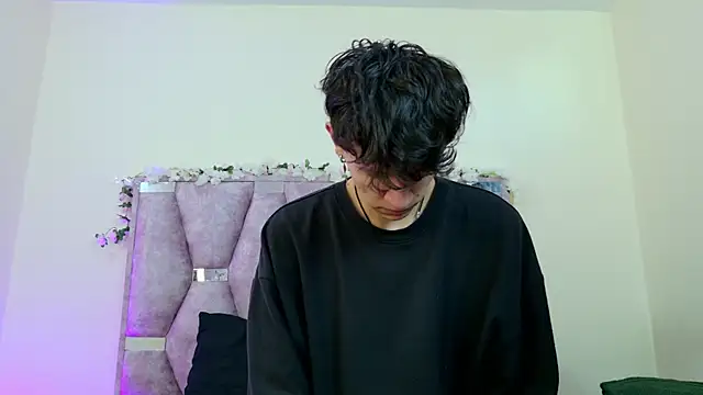 Snapshot of iris_and_damian chatting on January 18, 2026, 4:10 pm iris and damian online show from January 18, 2026, 4:10 pm