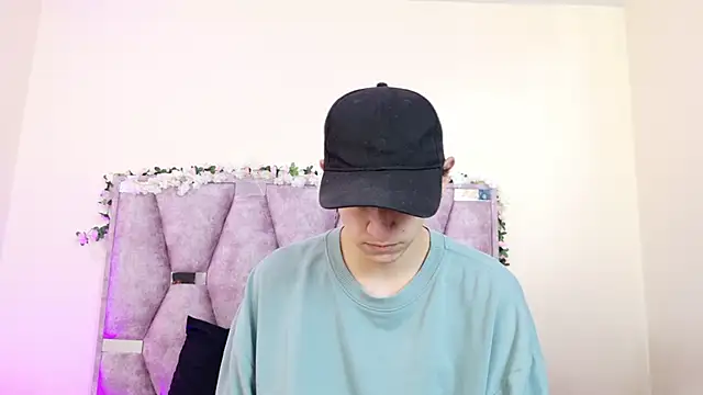 Snapshot of iris_and_damian chatting on February 26, 2026, 5:13 pm iris and damian online show from February 26, 2026, 5:13 pm