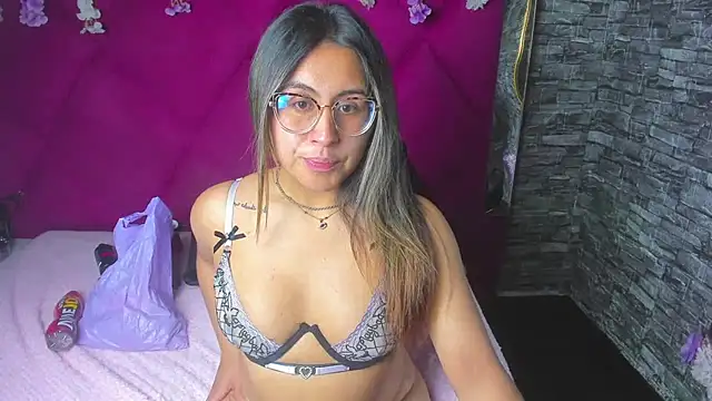 Snapshot of Freyaa_Millerr_ chatting on December 17, 2025, 3:00 am Freyaa Millerr online show from December 17, 2025, 3:00 am