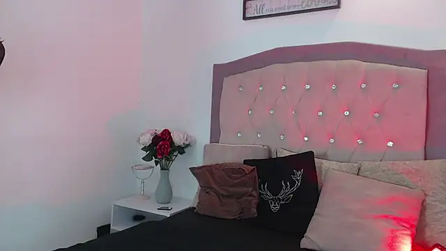 Isabella Roouse online show from December 15, 2025, 1:06 pm