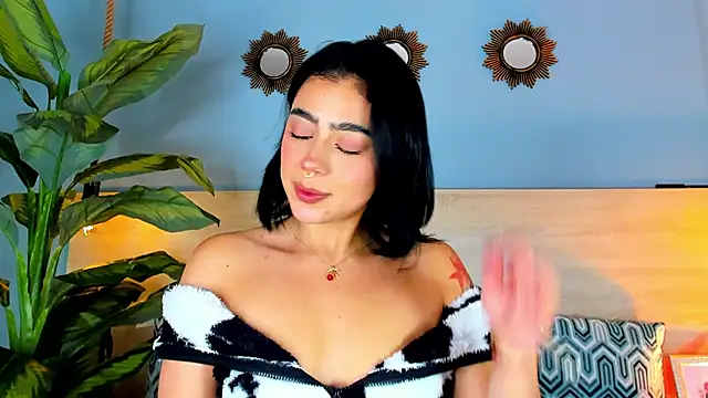 TaniaRedd  online show from April 18, 2026, 4:53 pm