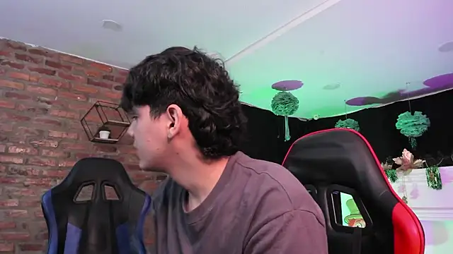 HotThreesoome online show from March 19, 2026, 1:00 pm