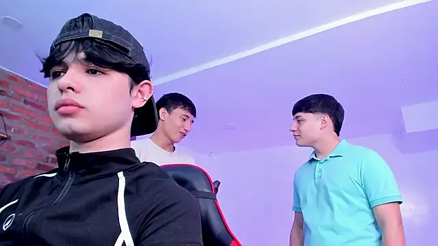 HotThreesoome online show from April 8, 2026, 2:51 pm