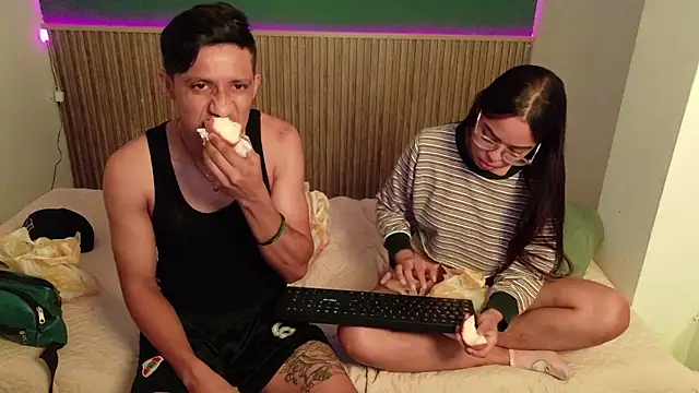 Violet and Dylan online show from December 14, 2025, 12:11 pm