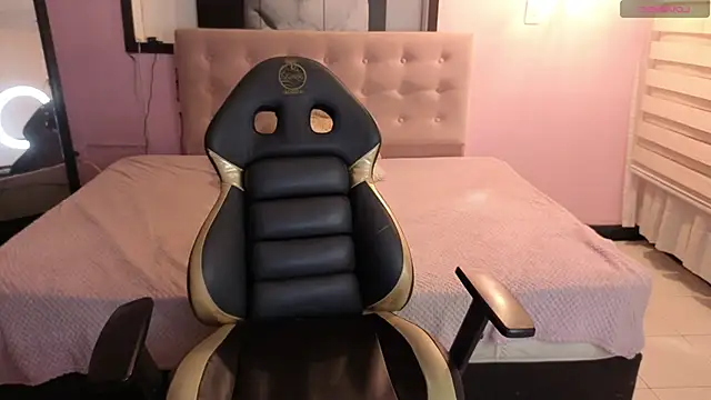 Sara valderrama  online show from April 11, 2026, 1:26 pm