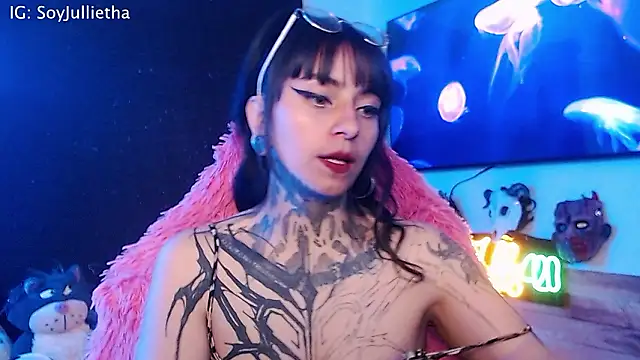 Julls420  online show from February 5, 2026, 4:41 am