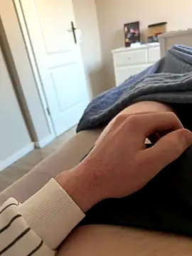 Snapshot of angei094 chatting on December 17, 2025, 10:31 am angei094 online show from December 17, 2025, 10:31 am