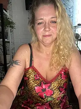 Snapshot of JenniferCarmen chatting on July 4, 2026, 3:24 am JenniferCarmen online show from July 4, 2026, 3:24 am