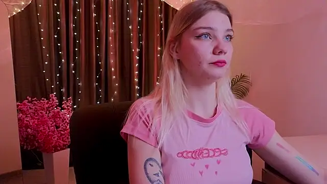 Snapshot of shark_attack52 chatting on December 22, 2025, 1:33 pm shark attack52 online show from December 22, 2025, 1:33 pm