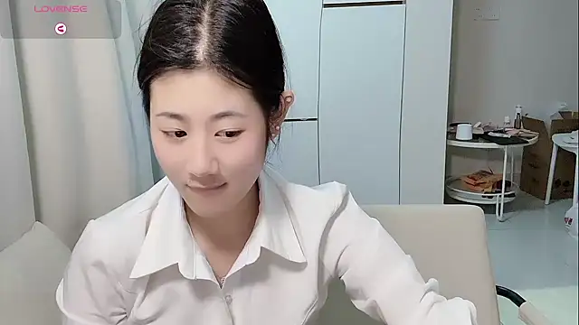 Yvonne-07 online show from April 17, 2026, 5:05 pm